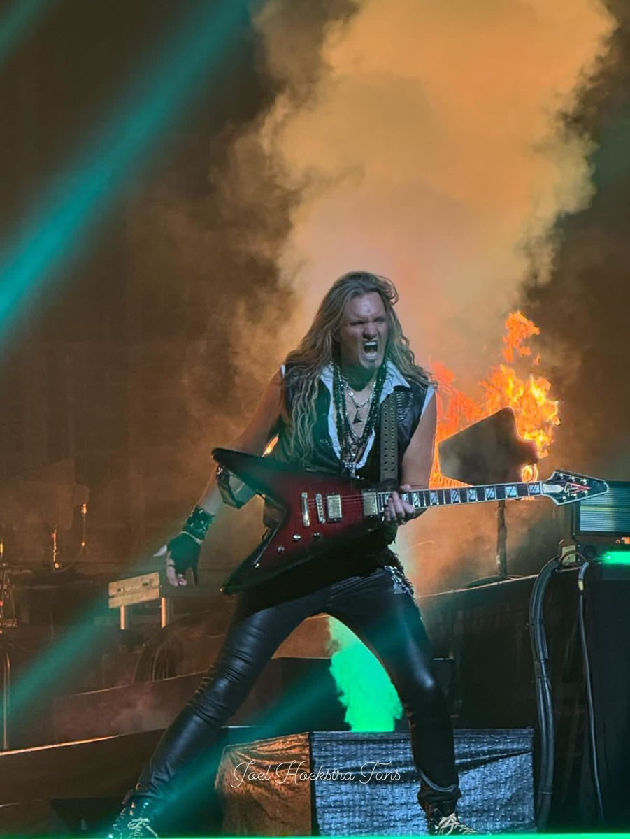 joelhoekstra13's tweet photo. A couple cool shots with the Gibson 50th Anniversary V from Washington DC! #TSO2025 #TSOtime 

📸-@JHoekstraFans https://t.co/tm9GPxkcA1
