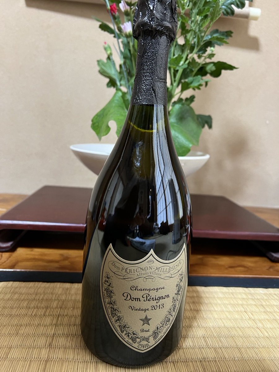 bitter_chocola's tweet photo. お正月ワイン達。あまり量飲めなくなってきたので、おいしいワインを少しだけいただくようにしていこうかと。今年も楽しく飲めますように。 https://t.co/H151eMO5rp