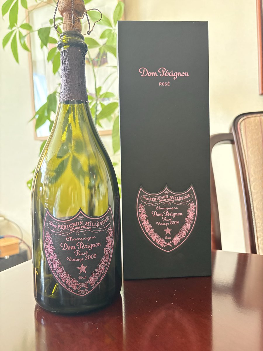 bitter_chocola's tweet photo. お正月ワイン達。あまり量飲めなくなってきたので、おいしいワインを少しだけいただくようにしていこうかと。今年も楽しく飲めますように。 https://t.co/H151eMO5rp