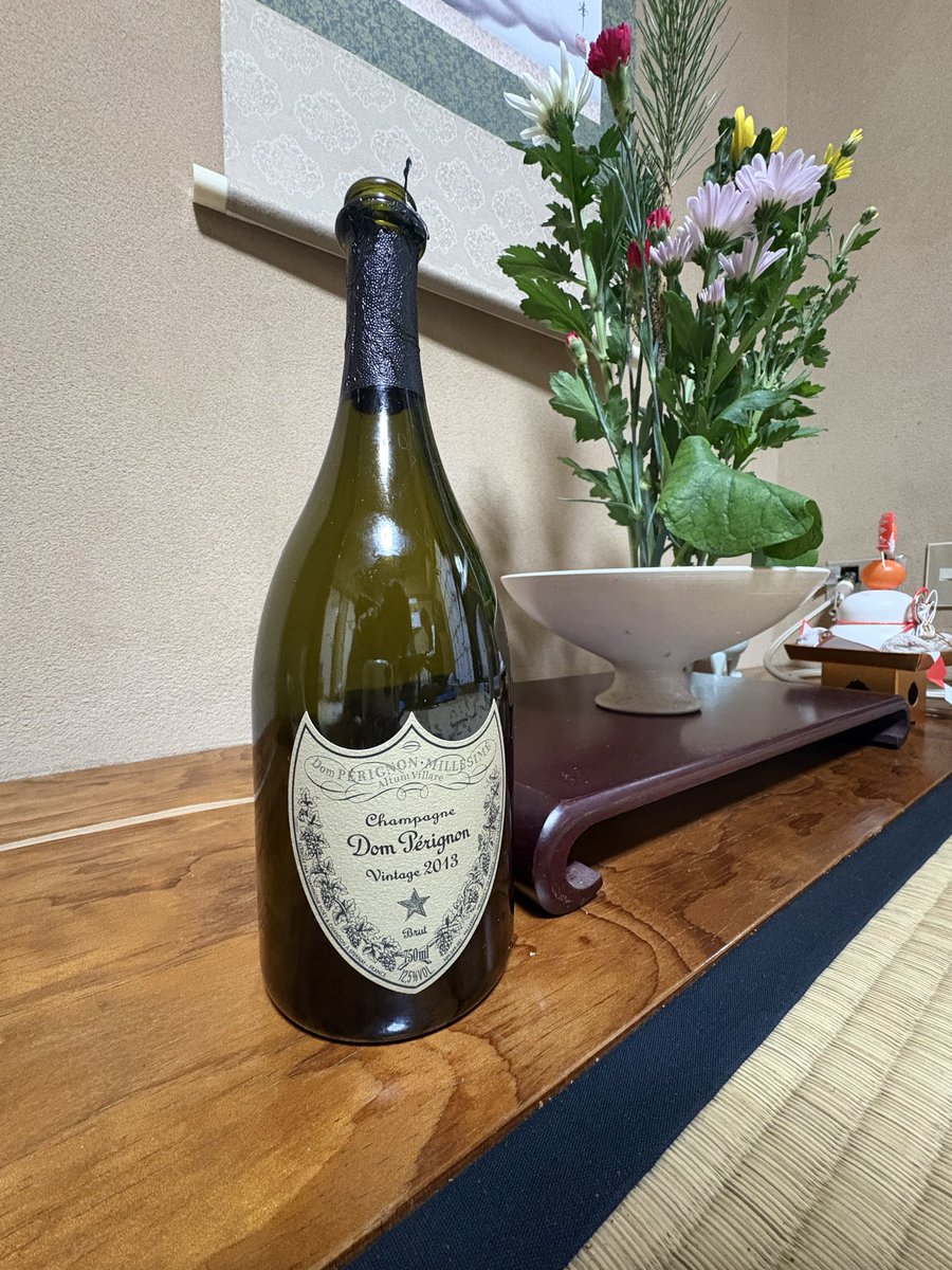 bitter_chocola's tweet photo. お正月ワイン達。あまり量飲めなくなってきたので、おいしいワインを少しだけいただくようにしていこうかと。今年も楽しく飲めますように。 https://t.co/H151eMO5rp