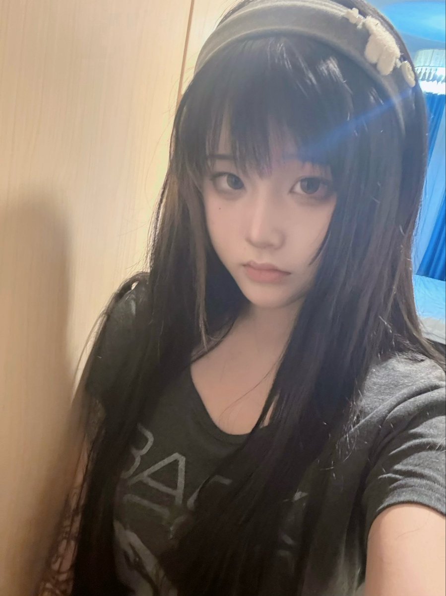 wanziTvT's tweet photo. 本来说好要减肥的 结果今天早上暴吃了好多巧克力和面包 感觉又要长肥了(；ω；) https://t.co/gHFRD0n84u
