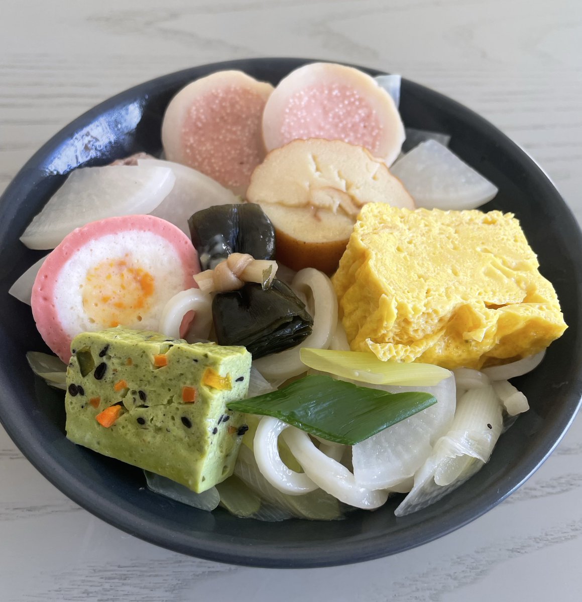おせちに入っていた、正体不明のかまぼこ類を薄切り大根と一緒に煮る。
いろんな味が混ざって、意外といいスープに。
雑に煮て、まさに「お雑煮」。
讃岐うどんと合わせていただきまーす！