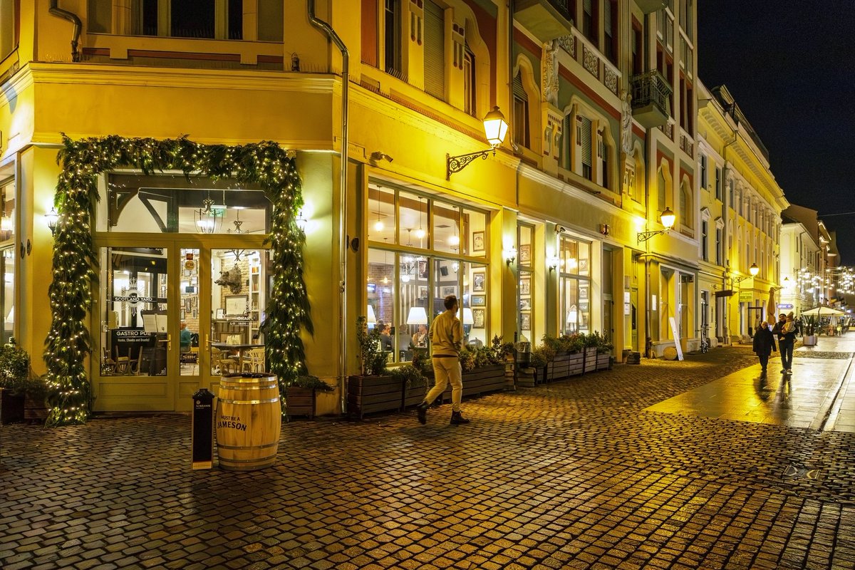 #Timișoara 
#Romania #streetphotography #nightphotography 
#december2025 
📷#CanonEosRP 
Good Morning Friends ❤️