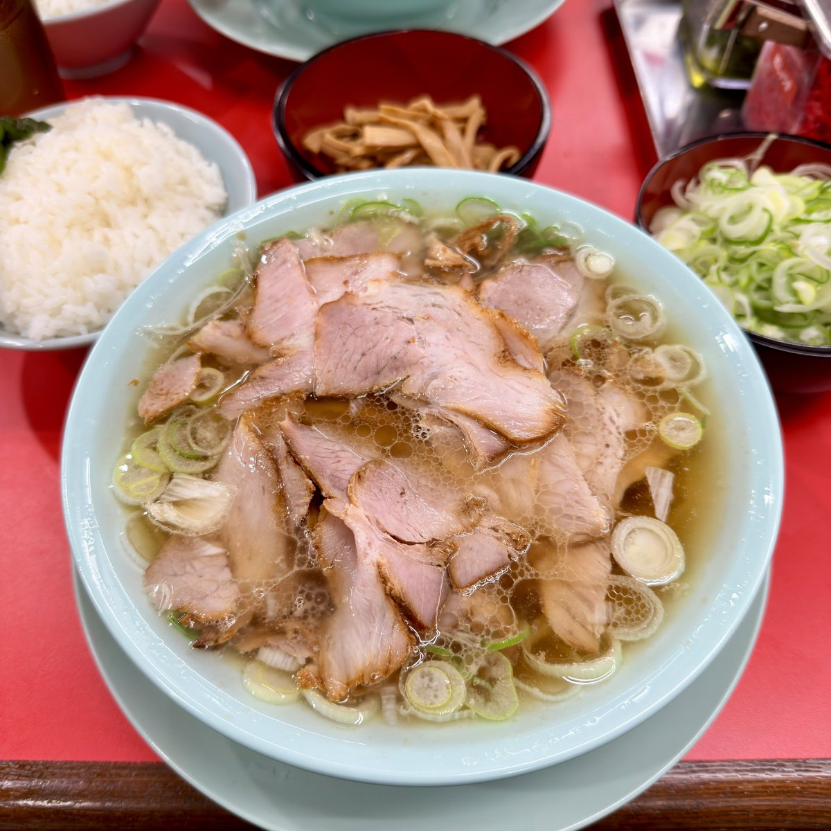 momoirof's tweet image. このご時世にチャーシュー麺が1000円以下でライスが無料で食い放題なのは凄い