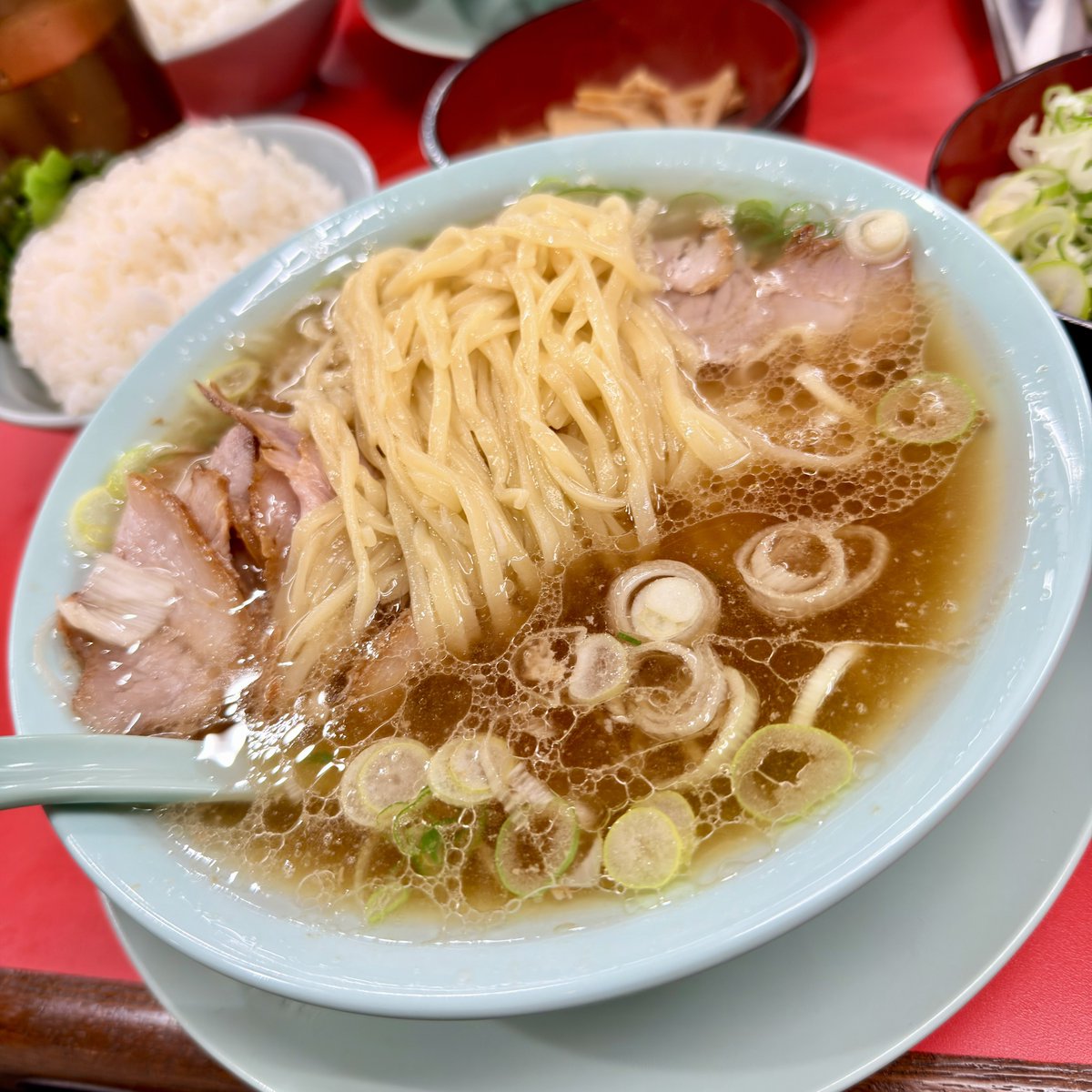 momoirof's tweet image. このご時世にチャーシュー麺が1000円以下でライスが無料で食い放題なのは凄い