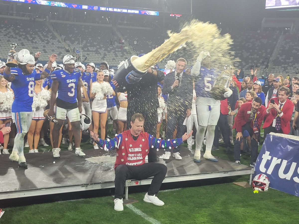 RedditCFB's tweet photo. Kevin from The Office doesn't spill well.  Lol https://t.co/GMiCvgug4N