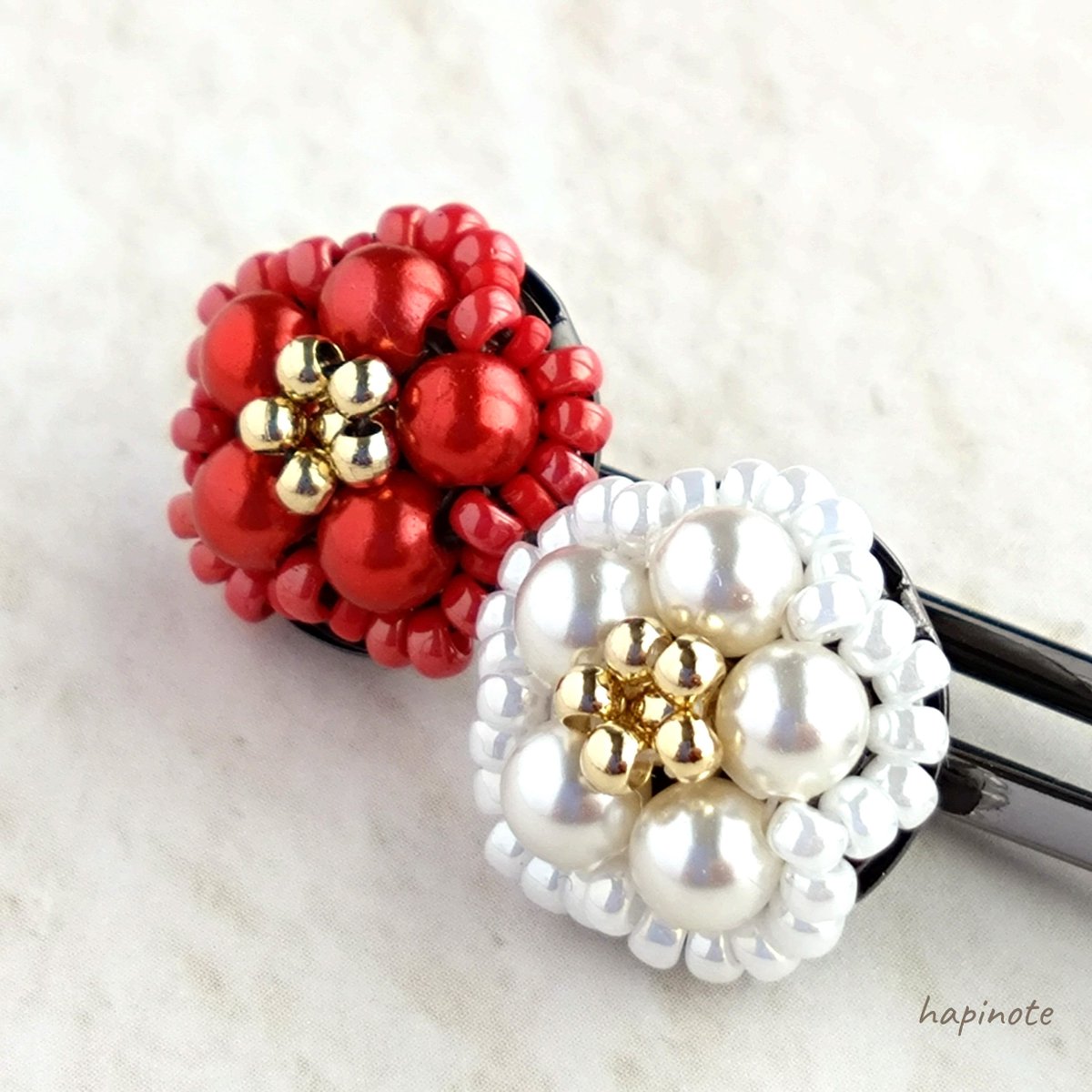 hapinote's tweet photo. #いとをかし和装百景 
#365DIYtheme 

紅白梅のヘアピンと桜のブローチ
ビーズを編んで作りました🪡🫧

和の雰囲気を感じていただけると嬉しいです☺️ https://t.co/Yca1h98w45