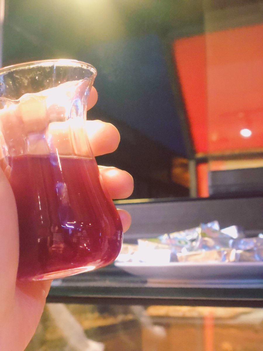 beni,
mevcut
bir 
savaşın 
ortasında
hatmigül 
içerken
görmüşler