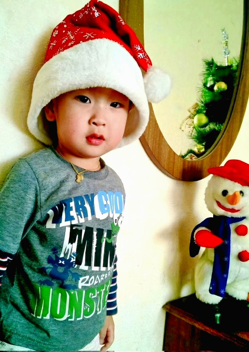 Миний профайл дээр хамт суугаа атаман чинь энэ шүү дээ..одоо маниасаа өндөр болсон..
Волейбол тоглоод..цөм цөм угтуу нам цохиж өгөх юм гэнэ.
Дуу хоолойн өнгө нь бүдүүрч, ганцаараа байх нь ихсэж, хувцас хунарт ач холбогдол өгч, хэр баргийн хүнд юмыг сэп хийтэл өргөх болж.
Тхдээ л