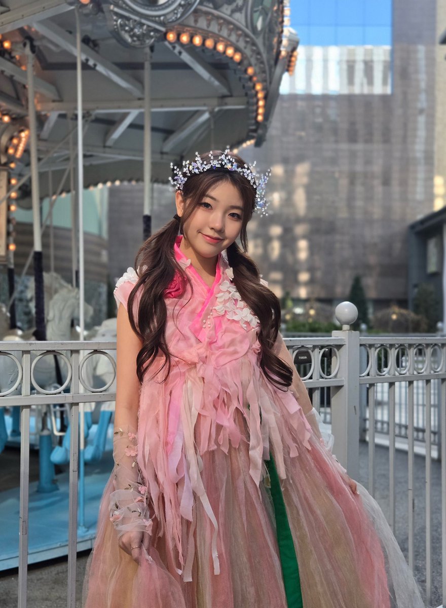 UNIS_offcl's tweet photo. 새해 복 많이 받으세요🎊

#UNIS #유니스
#YOONA #오윤아 https://t.co/4YgPe2HbUp