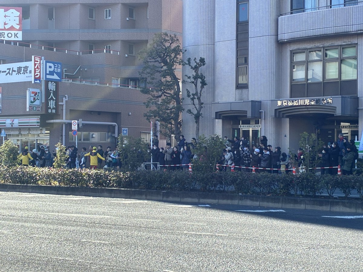 kankitsu7272's tweet photo. 三が日に東京いる事がないので、初めて箱根駅伝を見に行ってみた！なんか感動〜 https://t.co/DhCjrjp4kc