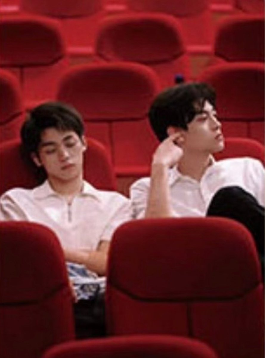 new tianziyu picture !!! and is that them sharing an airpod ?! (also please someone tell tian that the airpod goes into the other ear 😭) IM GOING TO CRY😭💞