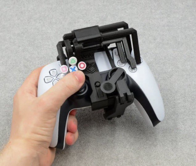takshi_77's tweet photo. これ、マジでですごいです...片手が不自由な方はゲームをする際難しいと伺います。特にプレイステーション5のコントローラーは形態的、機能的にも難しいと感じてました...が...片手でプレーできるAkaki One-handed Attachmentがあります。いやー、これは本当にすごいです。必要な方に届いて欲しいです https://t.co/p6TPLL0gjW