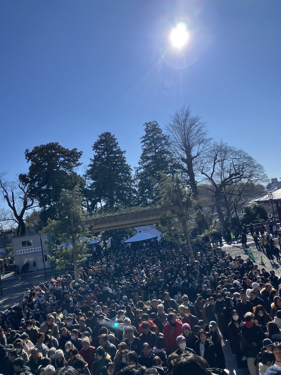 誘惑も多く
これだけ参詣者が入れば
時間かかるよね
これから行かれる方いらしたら
最後の並び　1番右の列が
1番進み早いです