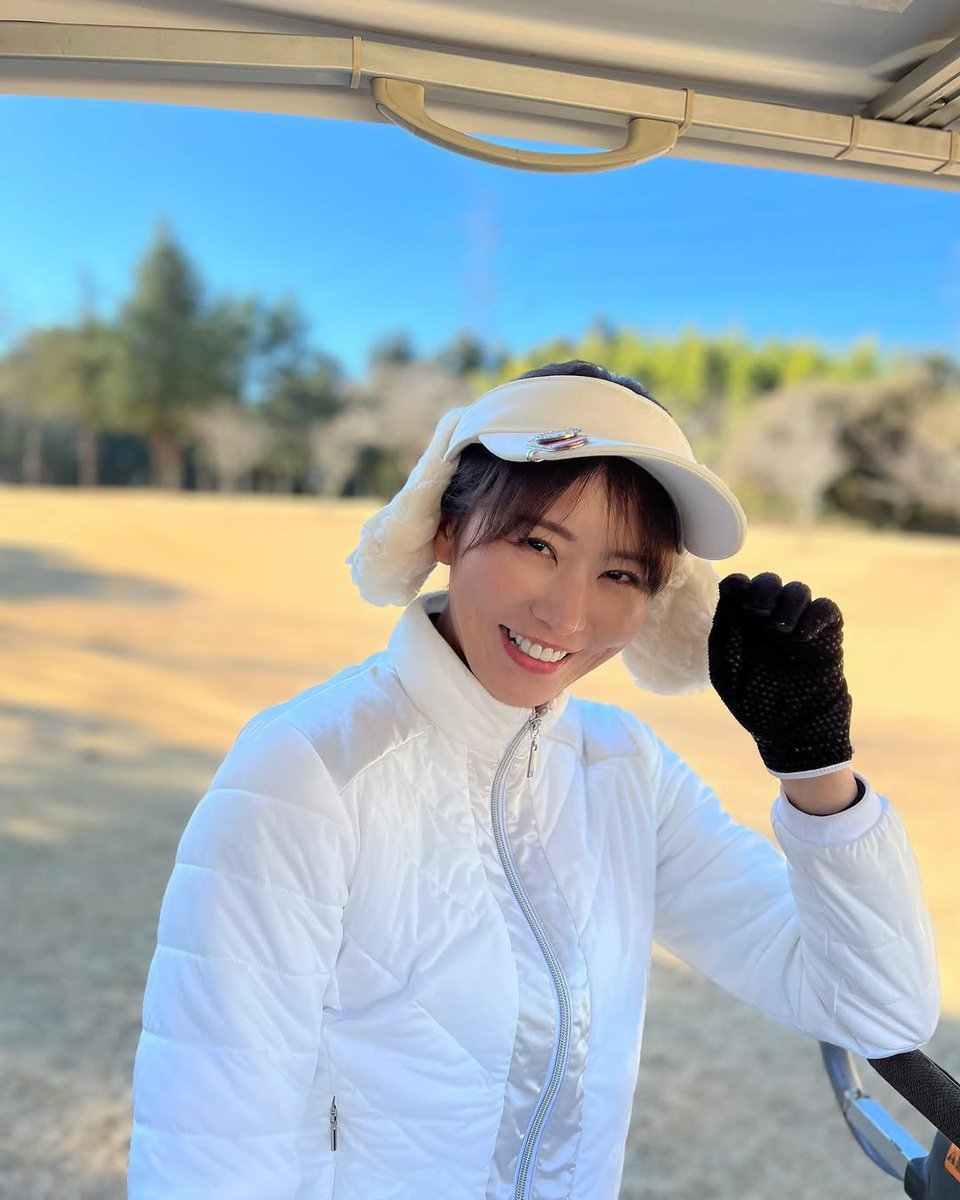 SingleMommye's tweet photo. 2026初打ち⛳️ コンペに誘っていただき元日からゴルフへ🏌️♀️お天気も良くて最高のゴルフ日和でした。スコアは100ちょっきし。 今年はコンスタントに100ギリ出来るといいな〜🐩❤️ ゴルフウェア @callawayapparel_japan ゴルフクラブ @callawaygolf_japan 👜 @1piu1uguale3_golf #callawaygolf https://t.co/IvtkaTtLCf