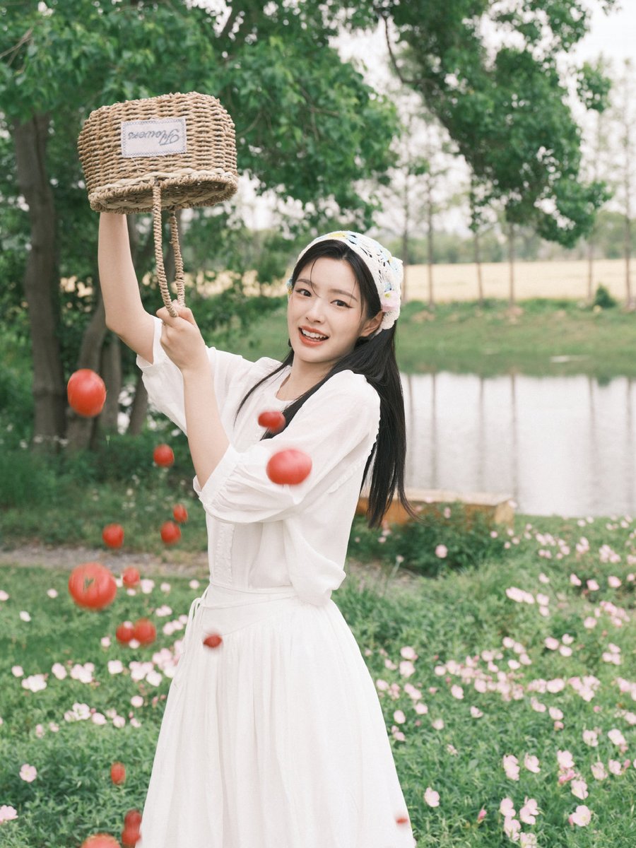 venusruche's tweet photo. Oh but love grows
Where my Rosemary goes
And nobody knows like me

#XuRuohan #徐若晗 https://t.co/iwogmi1brF