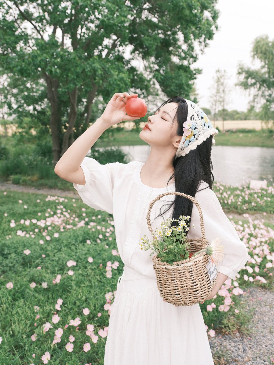 venusruche's tweet photo. Oh but love grows
Where my Rosemary goes
And nobody knows like me

#XuRuohan #徐若晗 https://t.co/iwogmi1brF