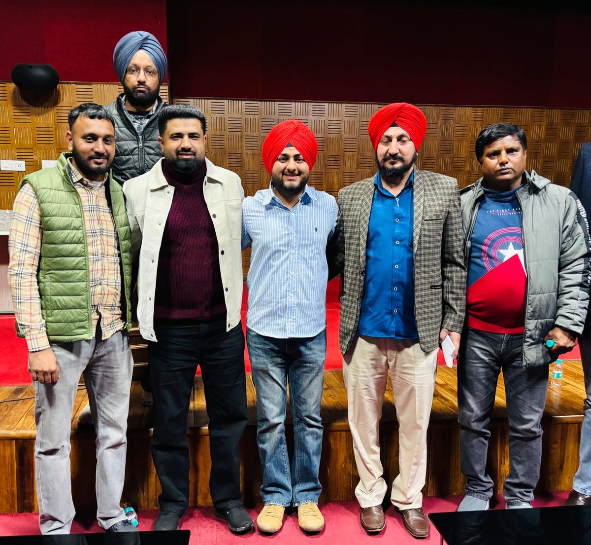 singhatbaar's tweet photo. ਸੋਸ਼ਲ ਮੀਡੀਆ ਪੰਜਾਬ ਦੇ ਅਹਿਮ ਮੈਂਬਰ ਅਤੇ ਸਾਡੇ ਵੱਡੇ ਭਰਾ @Gskang19 ਜੀ ਨੂੰ ਜਨਮਦਿਨ ਦੀਆਂ ਦਿਲੋਂ ਬਹੁਤ ਵਧਾਈਆਂ 🌸
ਤੁਹਾਡੀ ਮਿਹਨਤ, ਕਰਮਠਤਾ ਅਤੇ ਸਭ ਨੂੰ ਨਾਲ ਲੈ ਕੇ ਚੱਲਣ ਦਾ ਜਜ਼ਬਾ ਕਾਬਿਲ-ਏ-ਤਾਰੀਫ਼ ਹੈ।
ਵਾਹਿਗੁਰੂ ਤੁਹਾਨੂੰ ਸਿਹਤ ਤੇ ਕਾਮਯਾਬੀਆਂ ਬਖ਼ਸ਼ੇ 🙏
@msisodia https://t.co/LOzXmAjzSH