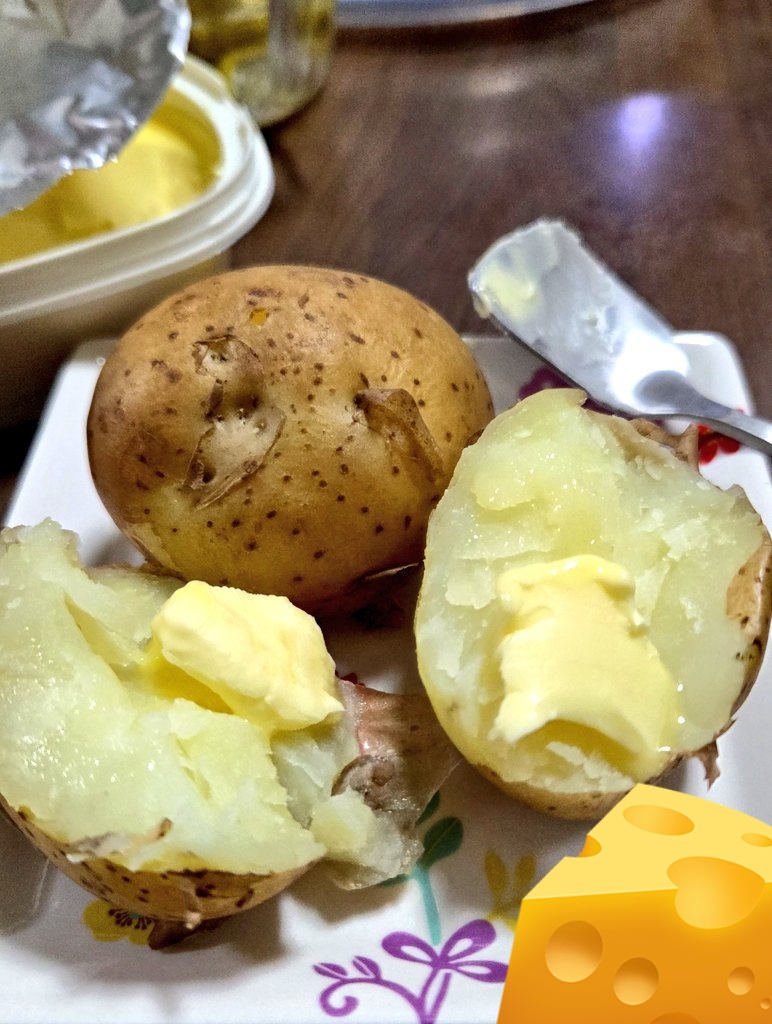 たまたまだけどばあちゃんが芋蒸してた笑
バターとチーズで頂きます🍴🙏