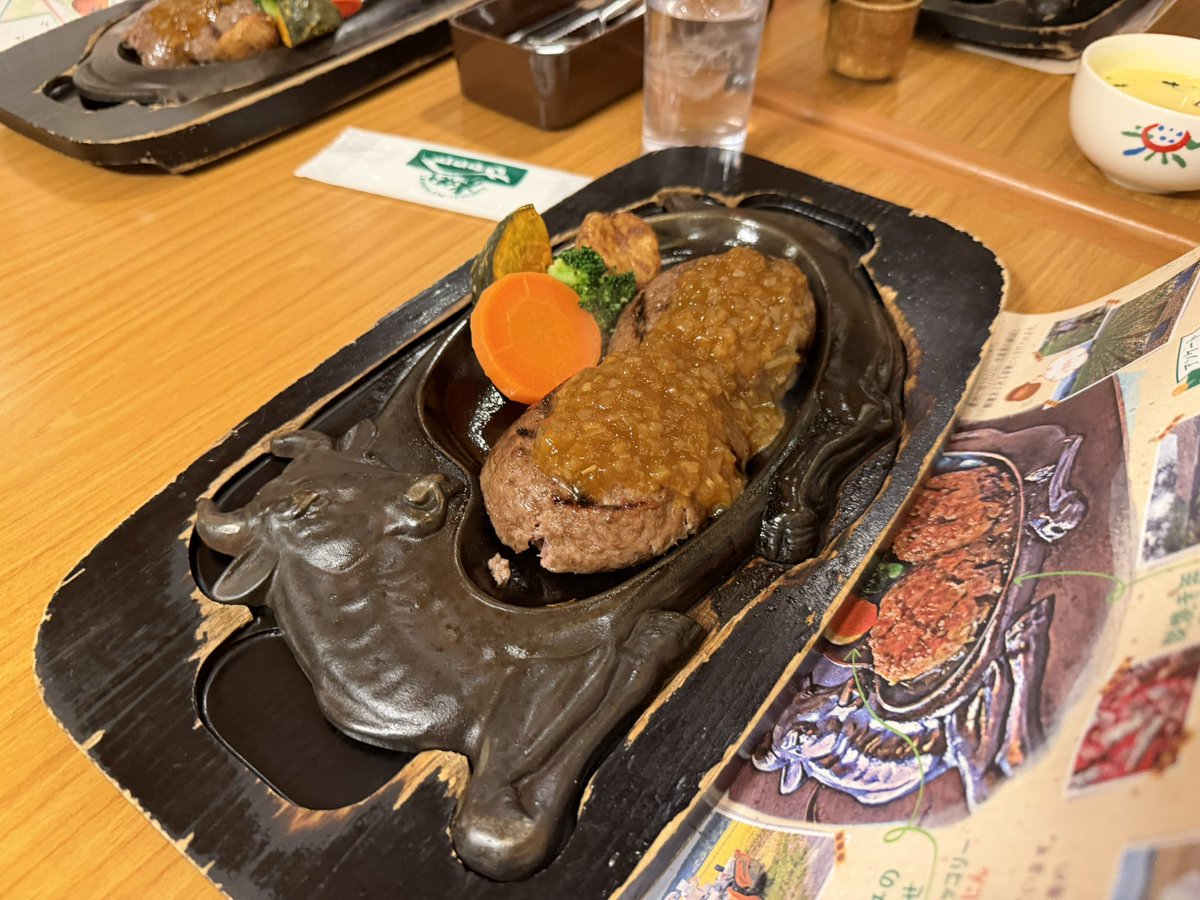 tribute_habit's tweet photo. 正月恒例のハンバーグ🎍 https://t.co/88bcM9lBWm