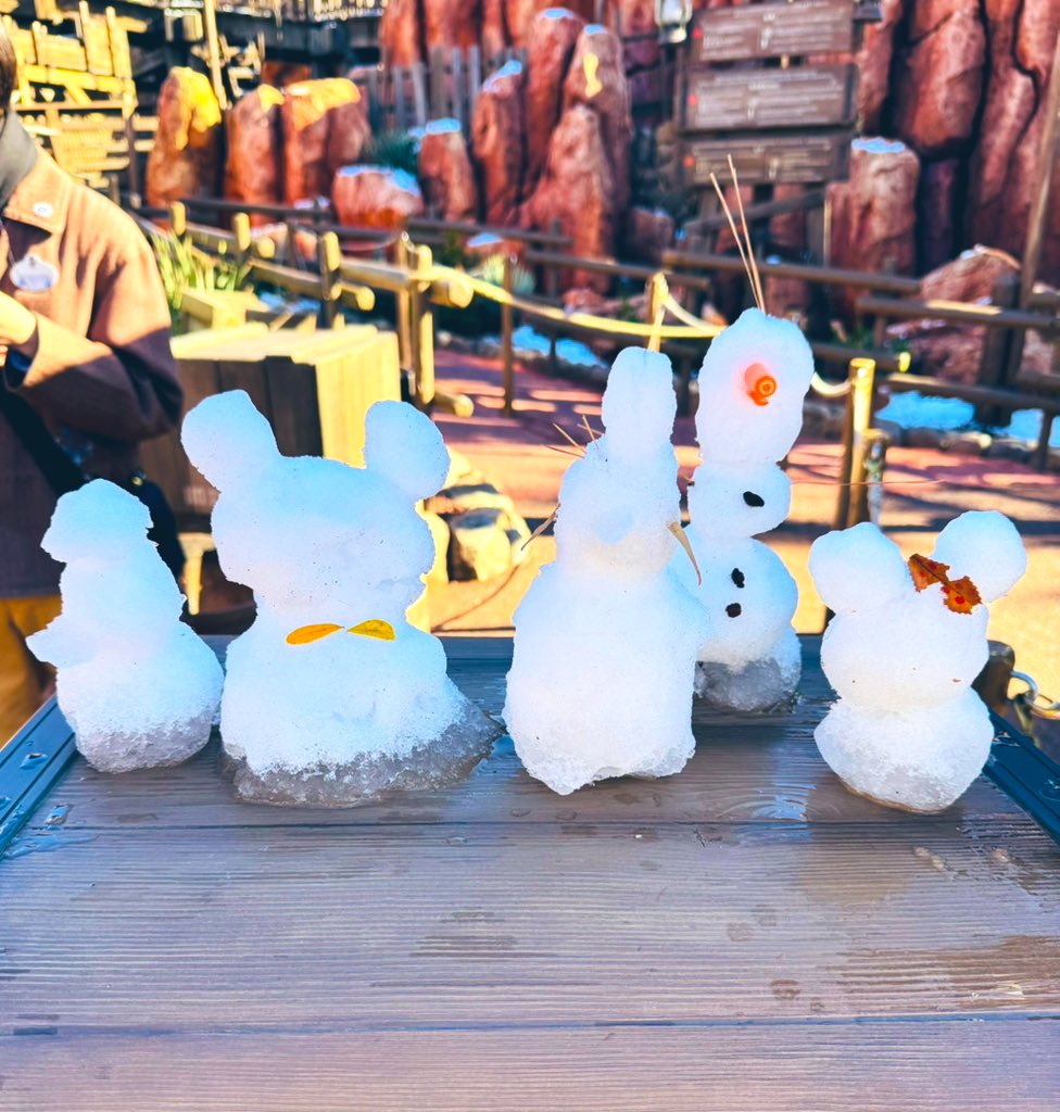 可愛い雪だるまがありました〜♡ 左からドナルド、ミッキー