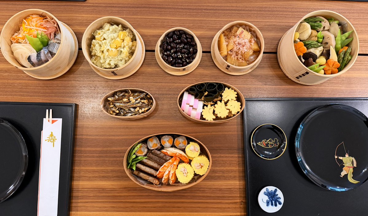 カリフォルニアにいても、お餅をついて鏡餅を作り、おせちをいただきました