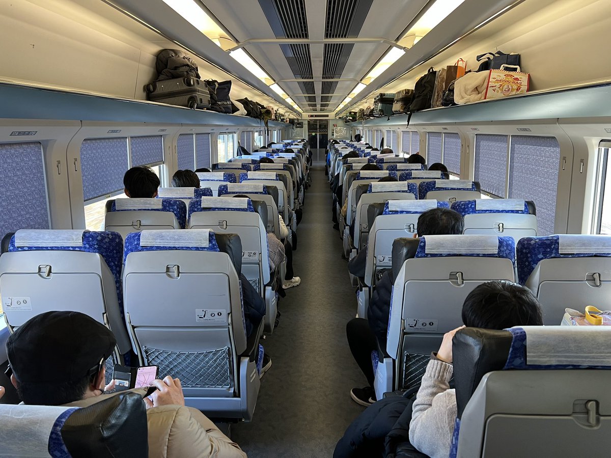 車内は満席でデッキにも立客が数人。最高速度で走る9032Mはフレッシュ