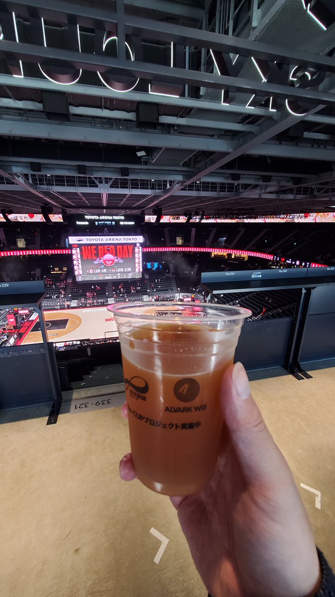 jun448_0611's tweet photo. 正月いえばバスケ観戦ですね(？)

高校時代の友人とB.LEAGUE観戦。

TOYOTA ARENA TOKYO初めて来た。

フリースロー体験は1/3。

とりあえず飲んで待機。

#アルバルク東京
#広島ドラゴンフライズ
#TOYOTAARENATOKYO https://t.co/ffViAdWx7p
