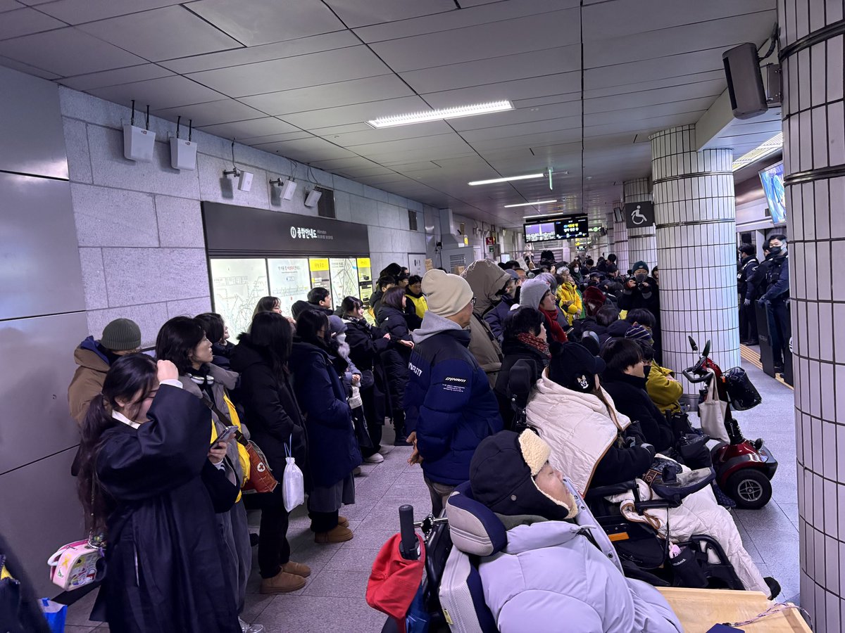 “유전화는 질병과 장애를 비극이자 개인의 책임으로 환원하고, 
사회 불ㄹ의에 대한 수동적 태도, 
지속되는 사회문제들에 대한 무관심, 현상 유지에 대한 변명과 핑계를 조장할 뿐만 아니라, 무엇보다 지배 권력의 책임이나 사회구조의 변화 필요성을 은폐한다. ”

그렇다. 전장연의 출근길 지하철