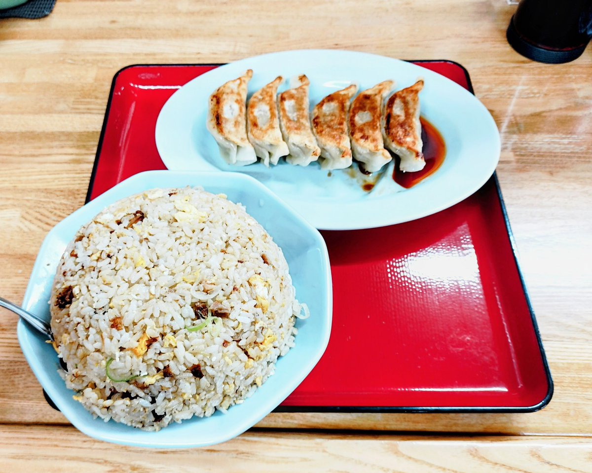 Type10Ak's tweet image. 宮城県大崎市古川、くるまやラーメン古川店。

炒飯大盛と餃子1,560円。

流石、1000円超えの炒飯。ボリューム半端なかった。美味しかったので最後まで飽きずに食べれました。