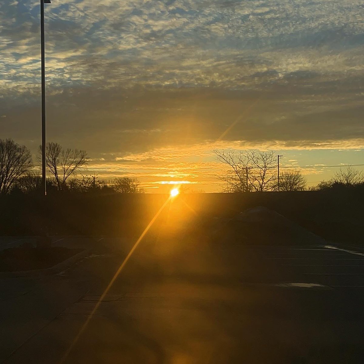 Iowaの初日の出🇺🇸
めっちゃ綺麗な初日の出を迎えられて
ハッピーな1年になりそうな予感✨

1/1新年早々から5連勤🤣
さらには月曜日は早朝4:45出勤🫠
朝っぱらから🍕食べてコーラ飲めるのが楽しみ。笑
#HappyNewYear2026