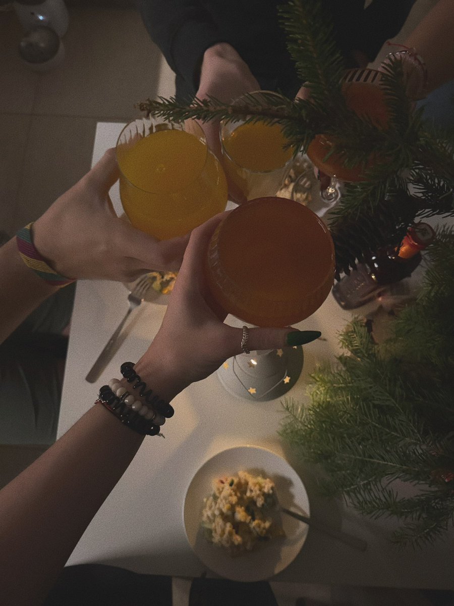 lenchik_lib's tweet image. Уютно посидели 
Отметили еще раз нг 
Обменялись подарками (чудесное попадание сорочки под халат😹)
И не один кот почти не пострадал