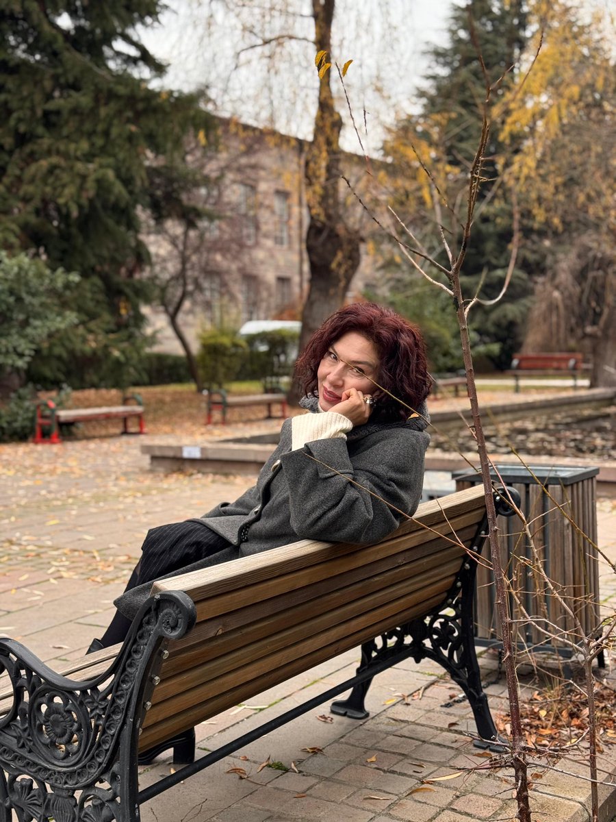 Filtre Kahve, Yaşlılık ve Ağrılar; seyircisini koltuğa değil hatıraya oturtan mekâna özgü bir tiyatro deneyimi olarak 17 Ocak’ta prömiyer yapıyor ve sezon boyunca devam ediyor 🪴☕️🍂

20 kişilik temsillerde sınırlı sayıdaki yerini almak için; biletinial.com/tr-tr/tiyatro/…