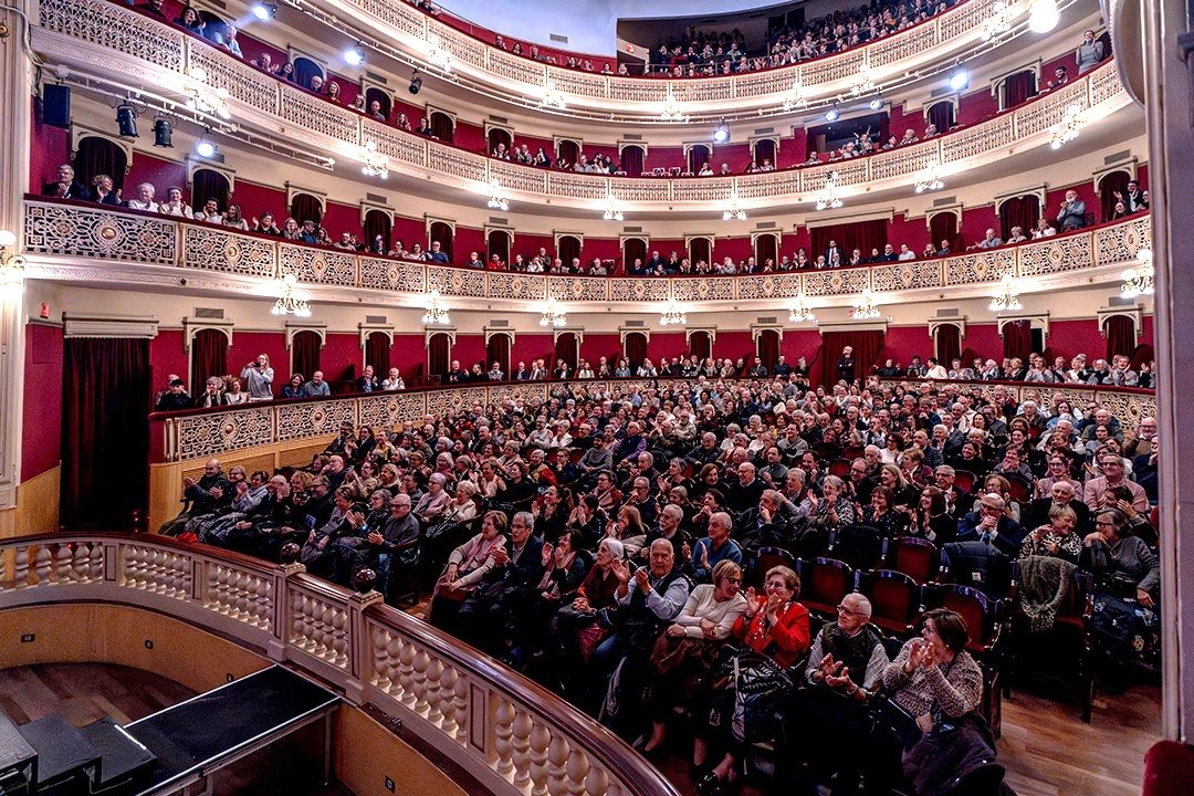 Meravellós inici del 2026 amb el ja tradicional i esperadíssim Concert d'Any Nou amb <a href="/OSValles/">Simfònica del Vallès (OSV)</a> sota la direcció del mestre Xavier Puig i la participació de la soprano Laura del Río. 
Moltes gràcies per acompanyar-nos i omplir novament el Teatre Fortuny! 🙏
<a href="/ReusCultura/">Reus Cultura</a> <a href="/reus_cat/">Ajuntament de Reus</a>