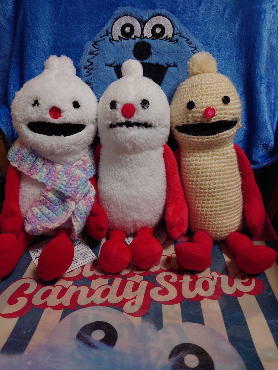 お陰様でやっと公式ノンノンお迎えできた🥰ぬいの前は人でいっぱい、しゃがみ込んで比べている人もいて、お気に入りを探すのはなかなか大変😲ちょっと寸胴な君をお迎え🤭
右から手作り、公式、クレーンゲーム、仲良しになれそうね😉
あとはゾンゾンだけ😆
＃パペットスンスン
＃パペットノンノン