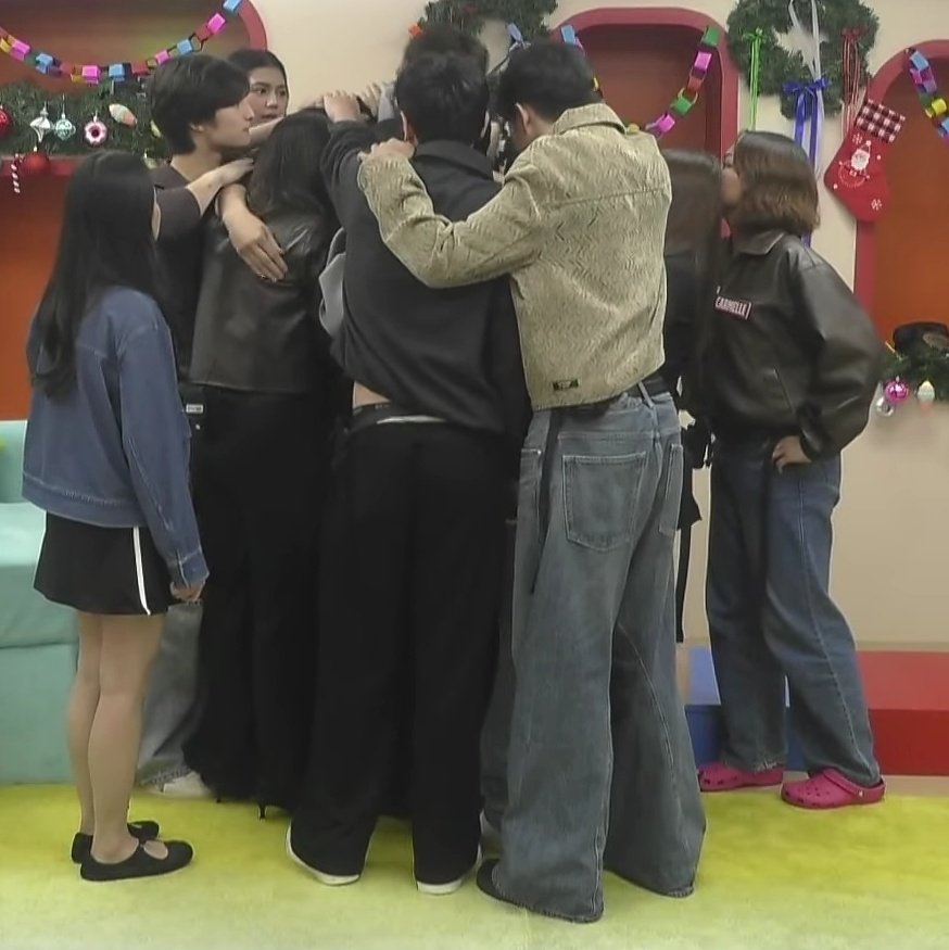 kyowiearth's tweet image. i just knew she wanted to hug anton so bad :q