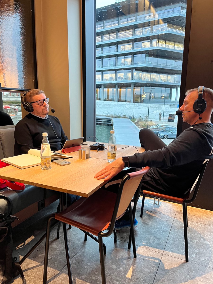 En af de gode og populære traditioner på Mediano Håndbold er, at vi altid giver ordet til Henrik Kronborg inden en slutrunde. 
Går toget til Varde stadig kl. 5.26 fra Herning station? Og hvad vil det egentlig sige at spille "god håndbold"? 
Podcast ude nu.