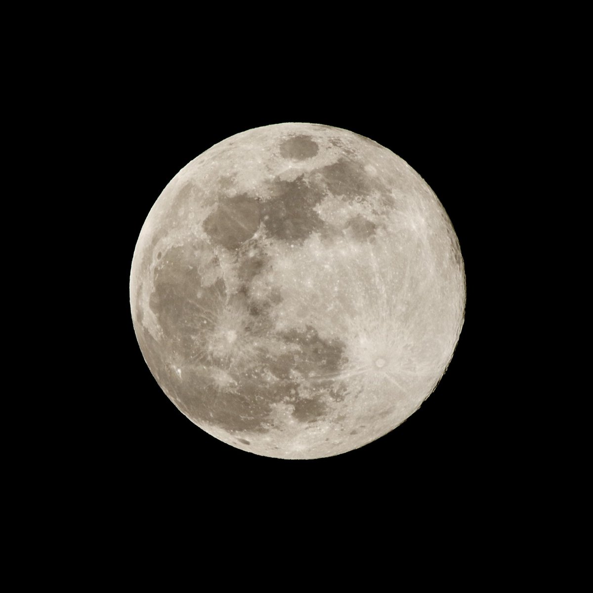 満月 今年最初の満月🌕 先程撮ったのでご覧ください😊 ペンタックス K70 DFA