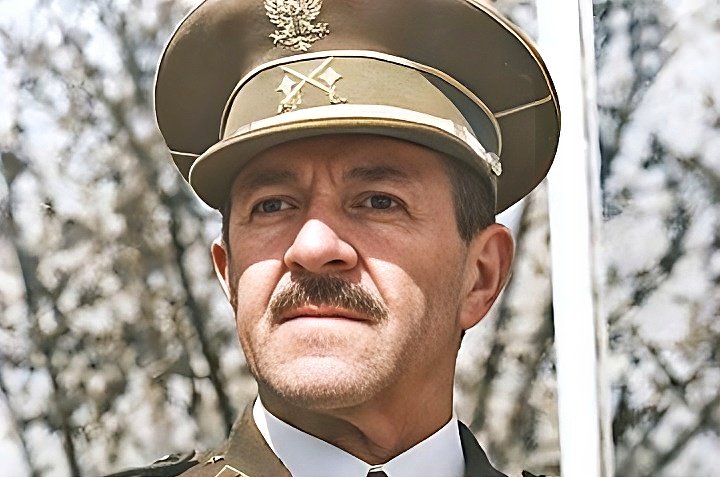 ConsuorF's tweet image. #TalDiacomoHoy de 1979, al día siguiente de asesinar al comandante Herrera, #ETA asesinó en #Madrid a su gobernador militar CONSTANTINO ORTÍN, lo acribillaron entre 4 terroristas cuando iba a entrar a su casa. 
"Cualquier día me pegan cuatro tiros"
#Vivirsabiendoquetevanamatar 🧵