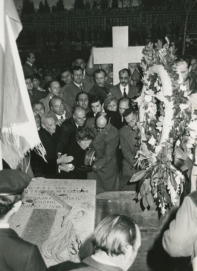 ConsuorF's tweet image. #TalDiacomoHoy de 1979, al día siguiente de asesinar al comandante Herrera, #ETA asesinó en #Madrid a su gobernador militar CONSTANTINO ORTÍN, lo acribillaron entre 4 terroristas cuando iba a entrar a su casa. 
"Cualquier día me pegan cuatro tiros"
#Vivirsabiendoquetevanamatar 🧵