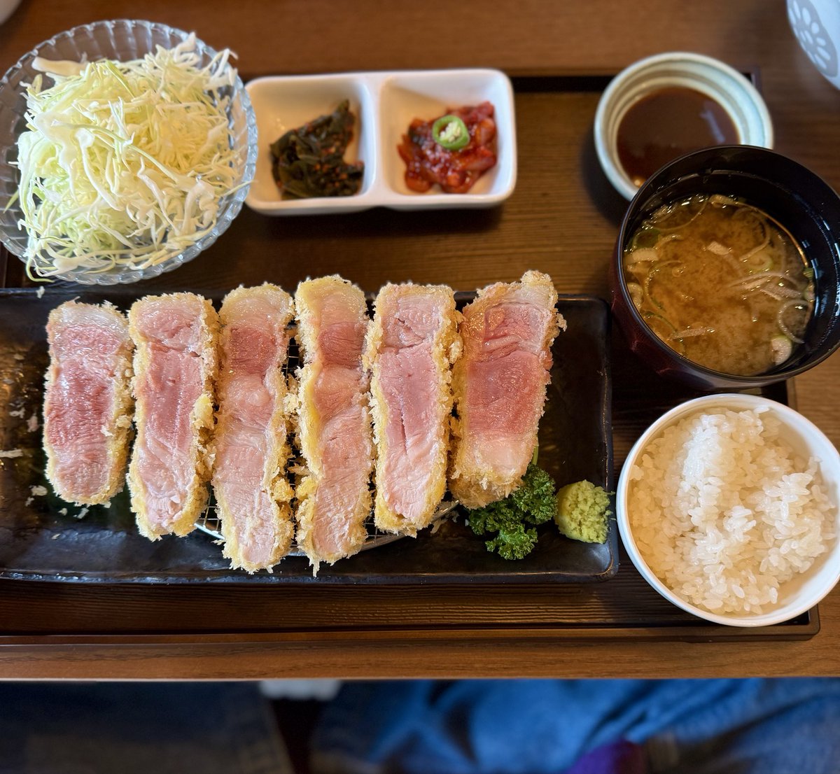 Complex_weekend's tweet image. 당신의 세계는 따뜻하고 넓어서
둥실둥실 유영하다 보면 시간 가는 줄
모르겠어요 당신만 나를 건져낼 수 있다는
착각이 들 만큼 헤매게 돼요.