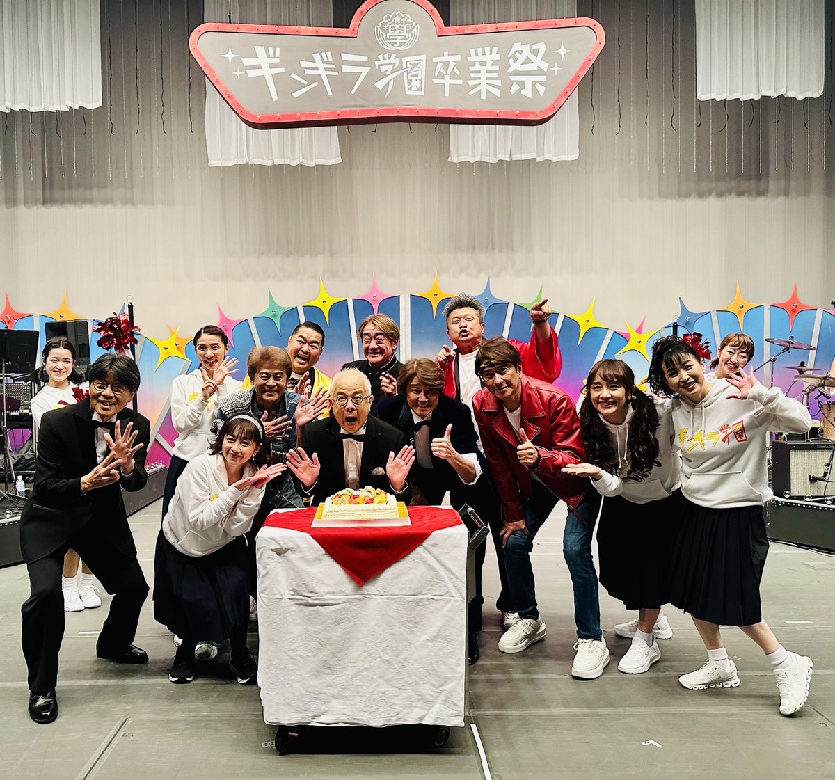 kosakaiofficial's tweet photo. #ギンギラ学園物語 ご来場の皆様、キャスト・スタッフ皆様ありがとうございました！最高の70歳を明治座で迎える事ができました😊 ギンギラ学園は明日、関根で千穐楽です👍 https://t.co/cD7kwn1p4Y