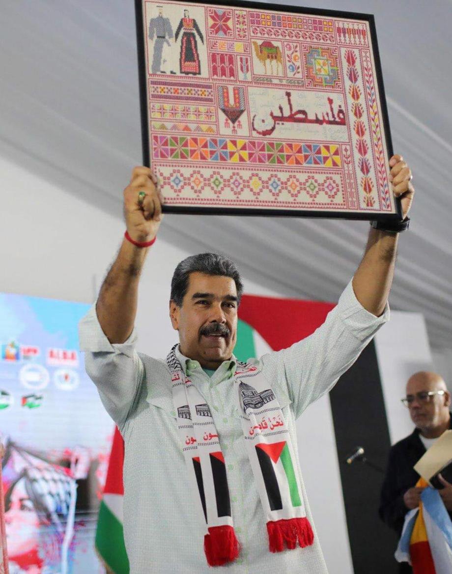 Haydut başı ABD’nin, Venezuela‘ya saldırması, Filistin dostu #maduro ve Eşi’nin hukuksuz bir şekilde kaçırılması, Beşli Çete Haydut Devletlerin arasındaki (kavga ve ihtilafların) göstermelik birer tiyatro olduğunu bir kez daha göstermiş oldu! Ve bu operasyonla herkese gözdağı