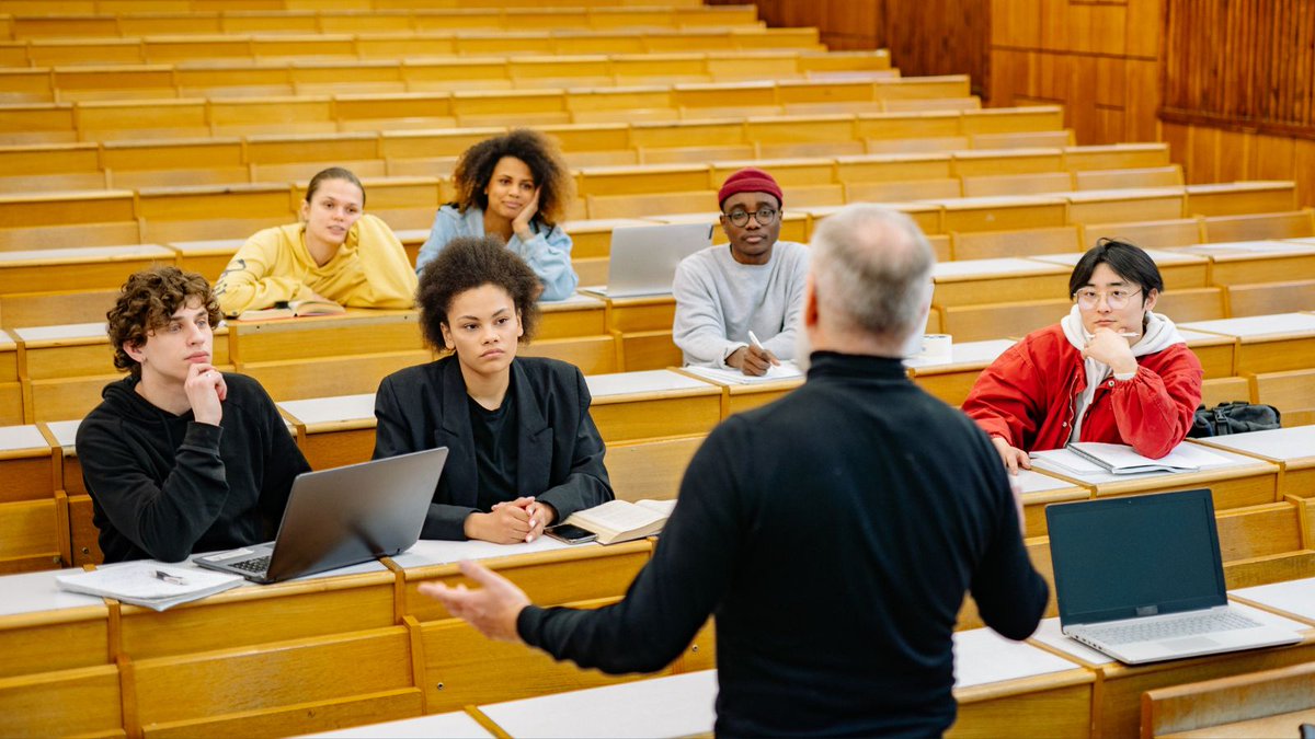 SEstadoMigr's tweet photo. 👩‍🏫¿Quieres estudiar en España? 👨‍🎓 Cerca de 100.000 jóvenes han solicitado estancia por estudios con el nuevo #RELOEX

👉 ¿Tienes dudas sobre la autorización o el visado por estudios?

ℹ️ Consulta nuestra guía con preguntas frecuentes para estudiantes 👇 https://t.co/rnHxCcl4pN https://t.co/upwo616c4c
