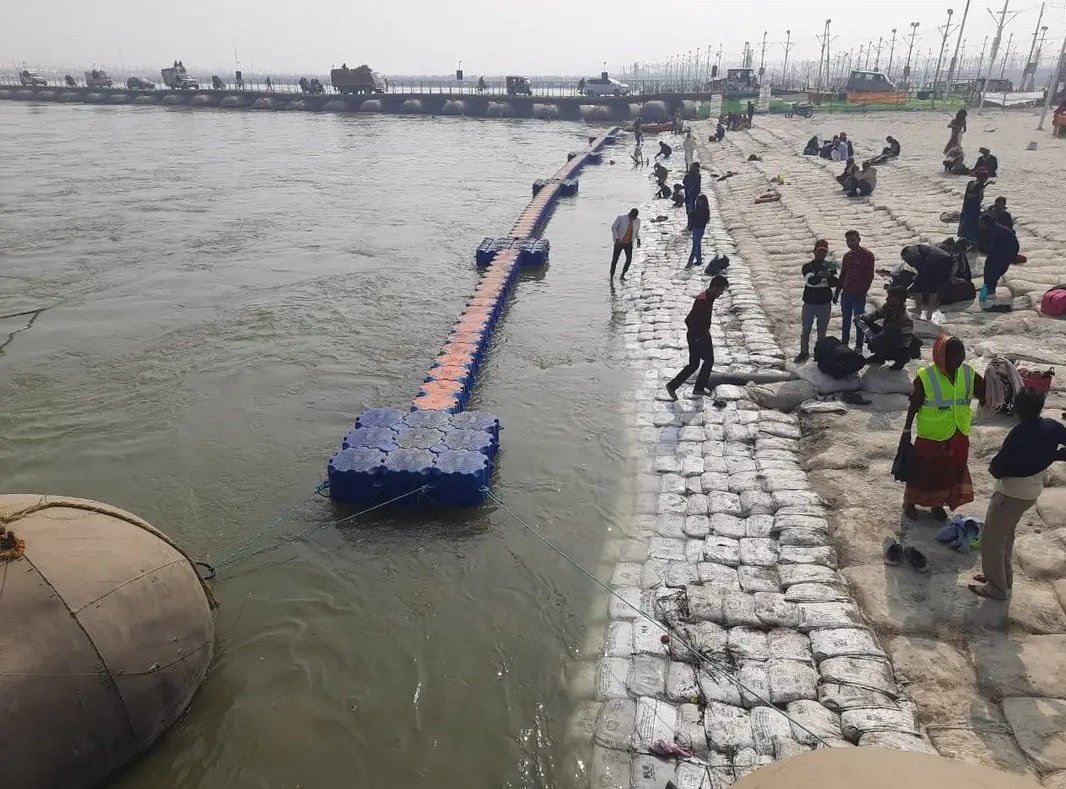 <a href="/AdminGhazipur/">DM_Ghazipur</a> 
श्रीमान जिलाधिकारी महोदय आपका ध्यान आकृष्ट कराना है की पोश्ता घाट गाजीपुर, जनपद के प्रमुख घाटों में एक है जहाँ 12 महीने स्नान करने वालों की भीड़ रहती है उनकी सुरक्षा के लिए फ्लोटिंग बैरियर (Floating Barrier ) की व्यवस्था कराने का कष्ट करें।