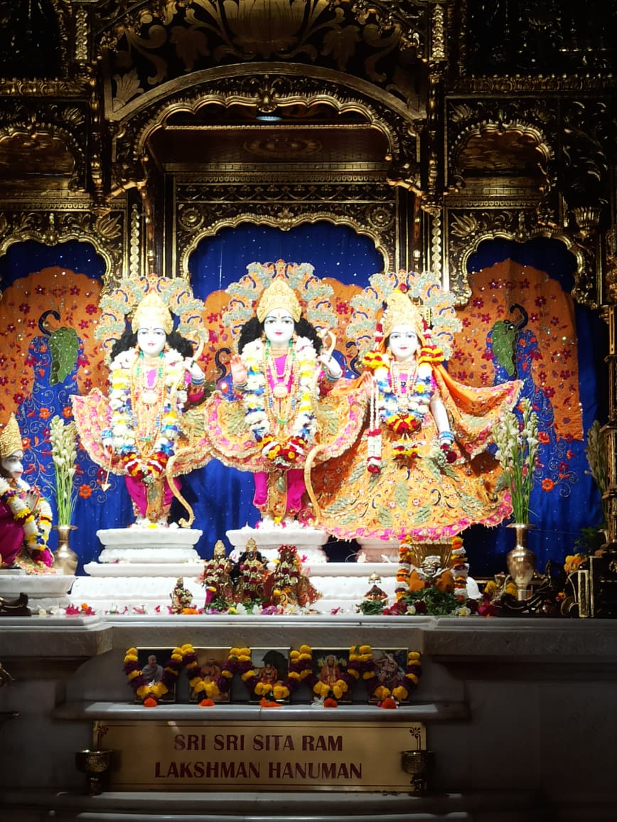 ऐसे  लोगों  के  साथ  रहो  जो,
अपको बेहतर बनाने में सहायक हो.