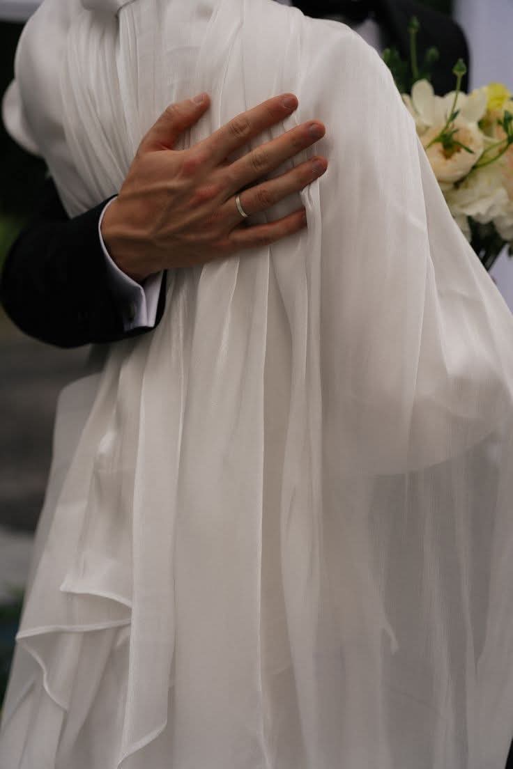 زوجٌ يملِك من القوامَة ما يكفي ليحميها 
من الحرج ، 
و يُعفيها من همٍّ لم تُكلَّف به، 
و يَنهي عنها الصراعات قبل أن تبدأ.