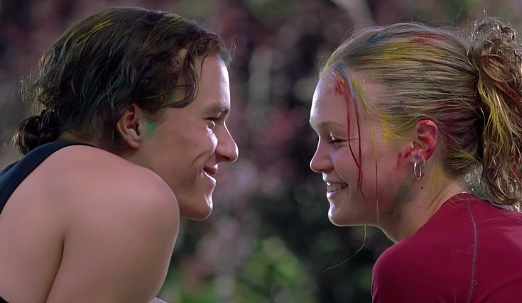 cinevow's tweet image. Heath Ledger and Julia Stiles in 10 Things I Hate About You, 1999