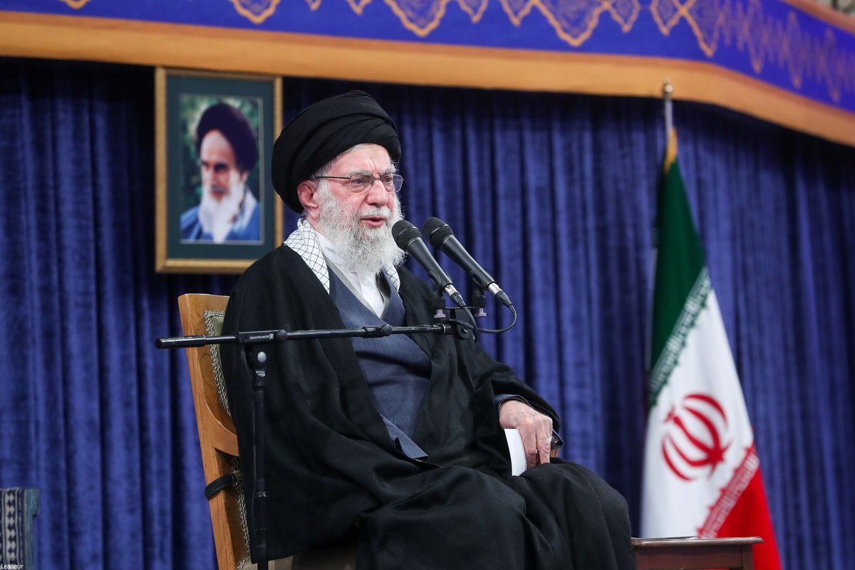 IRIran_Military's tweet image. BREAKING |

Iran's Supreme Leader :

“The protest by business owners over the decline in the value of the national currency is a legitimate protest, and they are right to object. However, it is unacceptable for a group of enemy mercenaries to move behind them and chant slogans…
