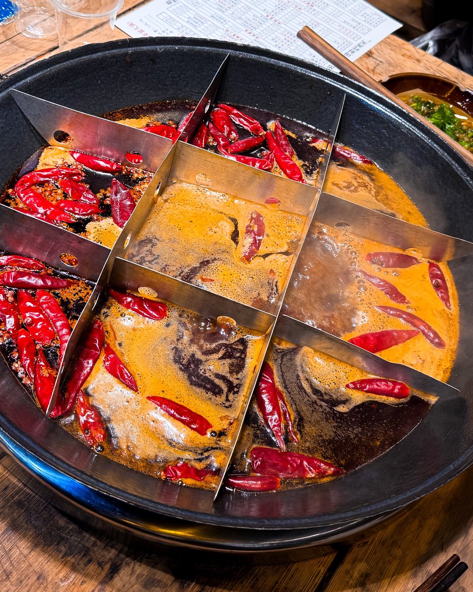 จัดเลยมื้อแรก in Chongqing
บอก lǎobǎn อยากได้แบบ 9 ช่อง เค้าบอกว่าเผ็ดนะ หนูบอกไม่เป็นไรเอามาเลยค่ะ สรุปหลังทาน เค้ามาถามว่าเผ็ดมั้ย หนูบอกว่าอร่อยมาก แต่คุณแม่หนูไม่ไหว555
ธารา+อาหารเผ็ด=happy
#TARA_VIIS